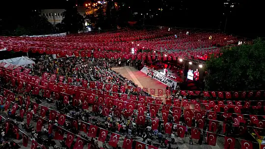 Gazi şehir, 15 Temmuz'da yine tek yürek oldu, Demokrasi Meydanı'nı doldurdu