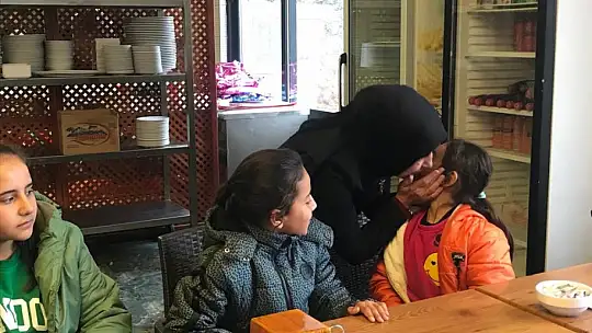 Gazi ve şehit aileleri depremzede öğrenci ve öğretmenleriyle buluştu