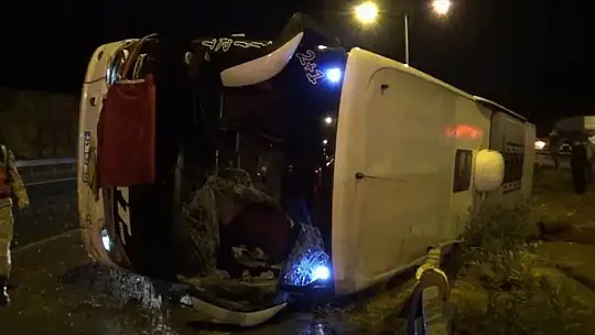 Gaziantep-Adana otoyolunda yolcu otobüsü devrildi: 13 yaralı