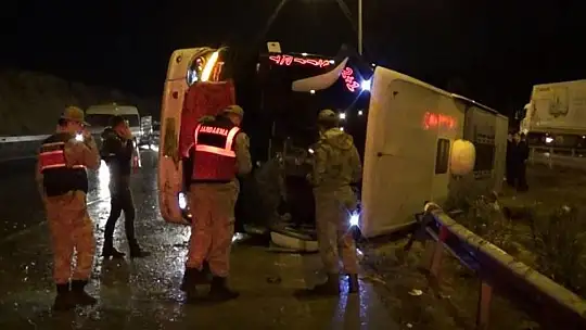Gaziantep-Adana otoyolunda yolcu otobüsü devrildi: 13 yaralı