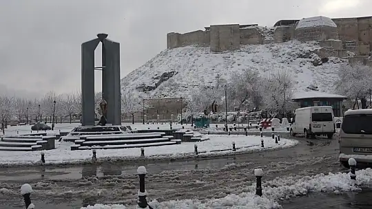 Gaziantep beyaz gelinliğini giydi