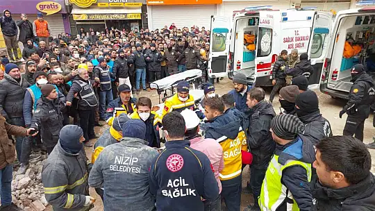 Gaziantep'de 106 saat sonra 3 kişi sağ olarak böyle çıkarıldı