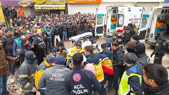 Gaziantep'de 106 saat sonra 3 kişi sağ olarak böyle çıkarıldı