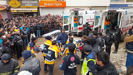 Gaziantep'de 106 saat sonra 3 kişi sağ olarak böyle çıkarıldı