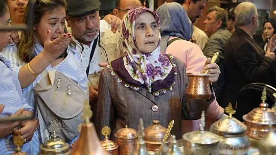 Gaziantep'in Bakırcılar Çarşısı'nda bayram ve tatil yoğunluğu