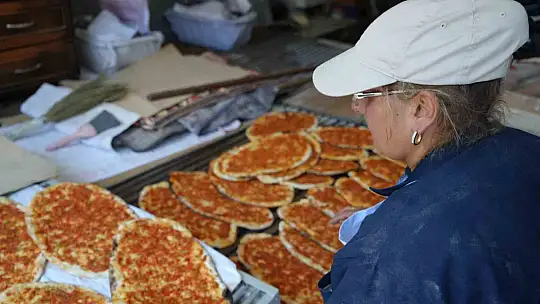 Gaziantep'in kadın pide ustası erkeklere taş çıkartıyor