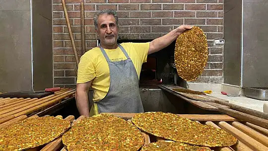 Gaziantep'in Ramazan ayında da vazgeçilmeyen lezzeti 'lahmacun'