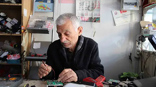 Gaziantep'in son elektronik eşya tamir ustası talebe yetişemiyor
