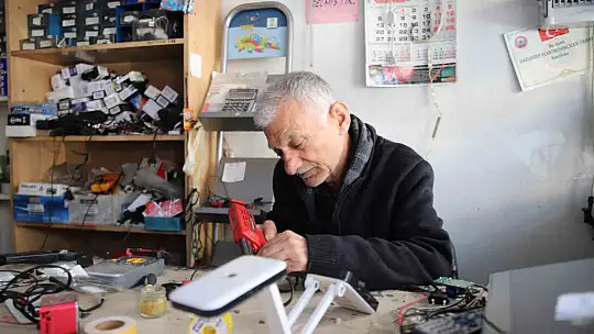Gaziantep'in son elektronik eşya tamir ustası talebe yetişemiyor