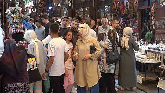Gaziantep'in tarihi çarşılarında hafta sonu yoğunluğu