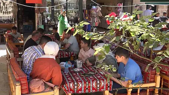 Gaziantep'in tarihi çarşılarında hafta sonu yoğunluğu