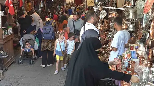 Gaziantep'in tarihi çarşılarında hafta sonu yoğunluğu