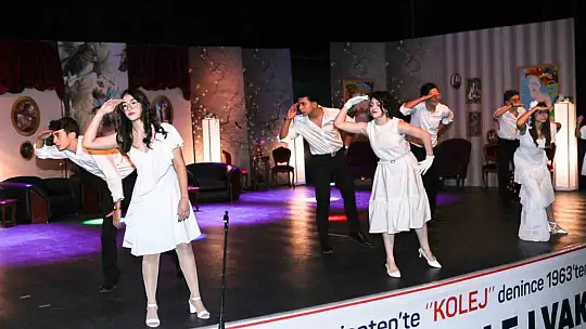 Gaziantep Kolej Vakfı'nda Lüküs Hayat müzikali sahnelendi