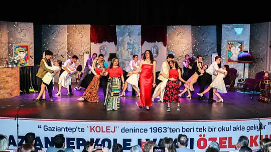 Gaziantep Kolej Vakfı'nda Lüküs Hayat müzikali sahnelendi