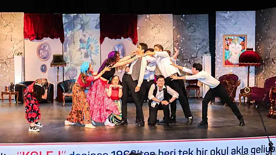 Gaziantep Kolej Vakfı'nda Lüküs Hayat müzikali sahnelendi