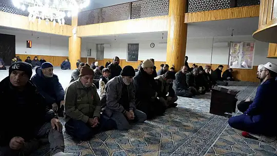 Gaziantep Nurdağı'nın ayakta kalan tek camisinde kandil yoğunluğu