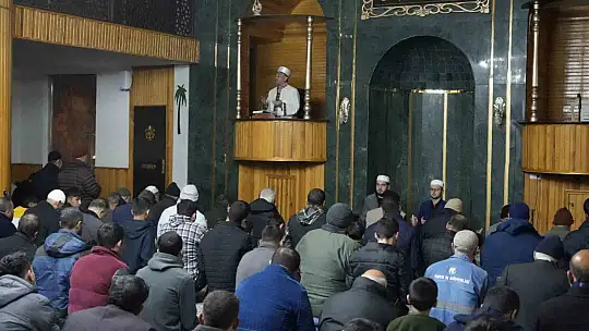 Gaziantep Nurdağı'nın ayakta kalan tek camisinde kandil yoğunluğu
