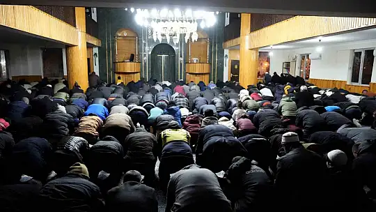 Gaziantep Nurdağı'nın ayakta kalan tek camisinde kandil yoğunluğu