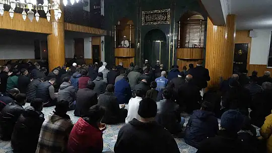 Gaziantep Nurdağı'nın ayakta kalan tek camisinde kandil yoğunluğu