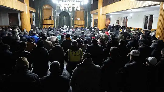 Gaziantep Nurdağı'nın ayakta kalan tek camisinde kandil yoğunluğu