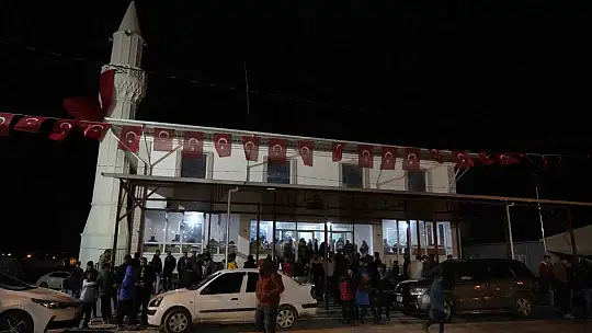 Gaziantep Nurdağı'nın ayakta kalan tek camisinde kandil yoğunluğu