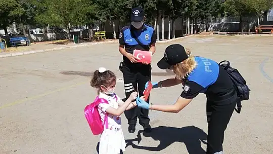 Gaziantep polisi minik öğrencileri yalnız bırakmadı