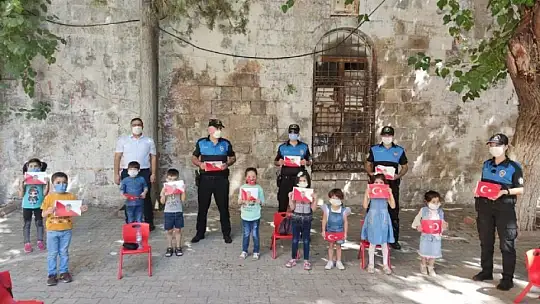 Gaziantep polisi minik öğrencileri yalnız bırakmadı
