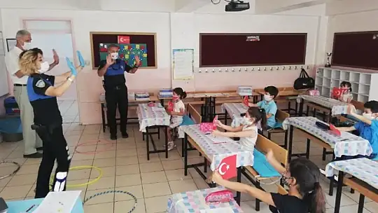 Gaziantep polisi minik öğrencileri yalnız bırakmadı