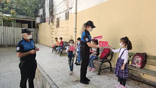 Gaziantep polisi minik öğrencileri yalnız bırakmadı