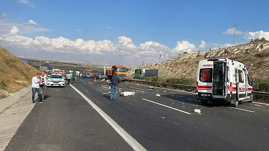 Gaziantep Şanlıurfa otobanında bir minibüsün karıştığı kazada ölü ve yaralılar olduğu bildirildi. Olay yerine ambulanslar sevk edildi.