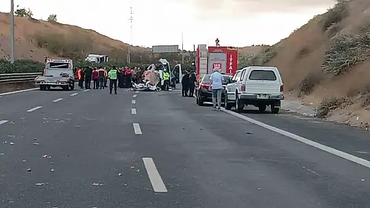 Gaziantep - Şanlıurfa Otoyolu'nda feci kaza: 5 ölü, 17 yaralı