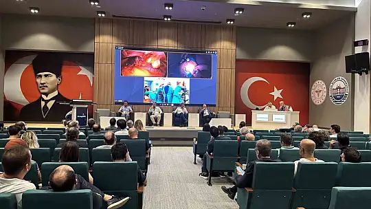 Gaziantep Şehir Hastanesi'nde canlı ameliyat eşliğinde eğitim sempozyumu düzenlendi