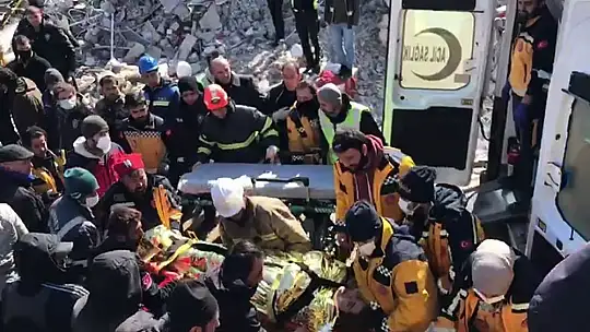 Gaziantep'te 110 araç ile bini aşkın acil sağlık personeli depremzedelerin ilk yardımına koştu