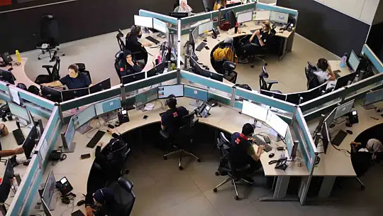 Gaziantep'te 110 araç ile bini aşkın acil sağlık personeli depremzedelerin ilk yardımına koştu