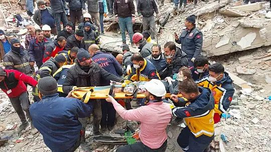 Gaziantep'te 110 araç ile bini aşkın acil sağlık personeli depremzedelerin ilk yardımına koştu