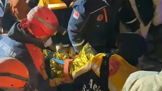 Gaziantep'te 110 araç ile bini aşkın acil sağlık personeli depremzedelerin ilk yardımına koştu