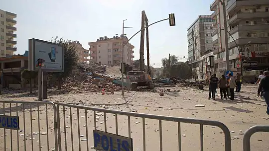 Gaziantep'te 12 katlı bina yıkım sırasında çöktü