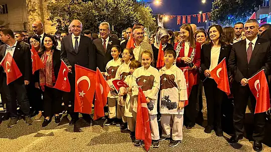 Gaziantep'te 29 Ekim coşkusu fener alayıyla sürdü