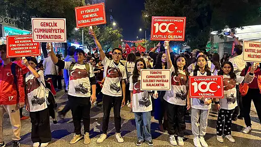 Gaziantep'te 29 Ekim coşkusu fener alayıyla sürdü