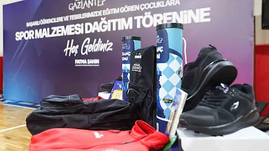 Gaziantep'te 3 bin 500 başarılı öğrenciye spor seti dağıtıldı