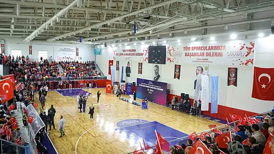 Gaziantep'te 3 bin 500 başarılı öğrenciye spor seti dağıtıldı