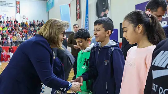 Gaziantep'te 3 bin 500 başarılı öğrenciye spor seti dağıtıldı