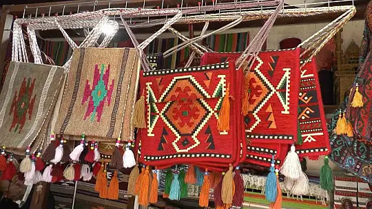 Gaziantep'te 3 metrekarelik dükkanda ürettiği kilimleri dünyaya ihraç ediyor