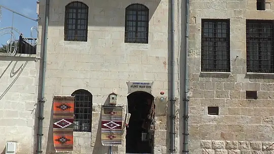 Gaziantep'te 3 metrekarelik dükkanda ürettiği kilimleri dünyaya ihraç ediyor