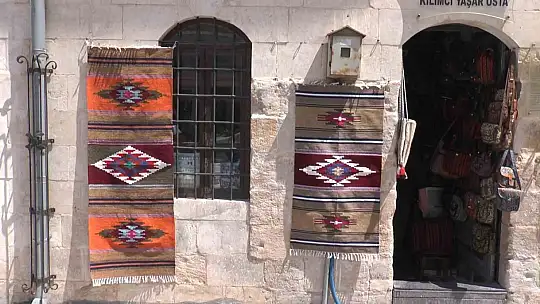 Gaziantep'te 3 metrekarelik dükkanda ürettiği kilimleri dünyaya ihraç ediyor