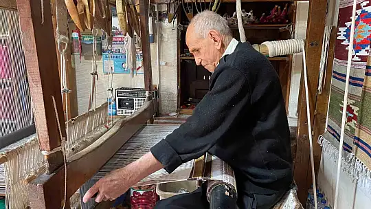 Gaziantep'te 3 metrekarelik dükkanda ürettiği kilimleri dünyaya ihraç ediyor