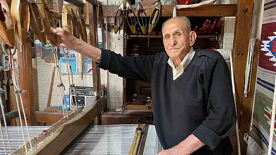 Gaziantep'te 3 metrekarelik dükkanda ürettiği kilimleri dünyaya ihraç ediyor