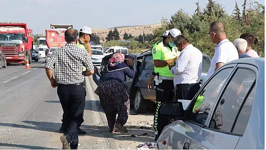 Gaziantep'te 3 otomobil çarpıştı: 4'ü ağır 6 yaralı
