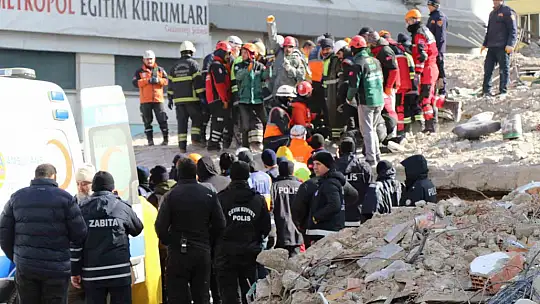 Gaziantep'te 34 saat sonra enkaz altından 2 kız kardeş sağ çıkarıldı
