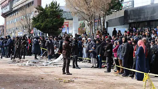 Gaziantep'te 34 saat sonra enkaz altından 2 kız kardeş sağ çıkarıldı